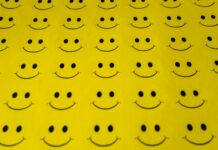 긍정적 사고로 정신적 회복 yellow and black heart print textile