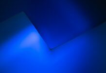 “잠을 잤는데 피곤해요”… ‘깊은 잠’에 들어가지 못하는 이유 blue screen on computer screen