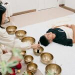 현대인의 선택, 몸과 마음을 위한 대체요법…과학과 전통의 만남 A couple of people that are laying on a bed