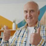 나이 들면서 건강해지는 ‘웰에이징(well-ageing)’ 라이프스타일의 실제 Smiling older man gives two thumbs up.