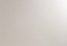 관절이 아닌 ‘생활 방식이’ 무릎 통증을 키우는 은밀한 경로 naked woman lying on bed