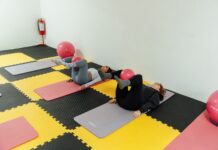 코어 마스터: 전신 밸런스의 핵심, 파워하우스를 재건축하라 a group of people doing yoga in a room