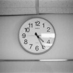 “금요일에 쉬었더니 혈압이 내렸다”… 주 4일제가 가져온 건강 혁명 A black and white photo of a clock on a wall