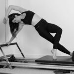 체중계 숫자는 그대로인데 바지 사이즈가 줄었다? 필라테스 ‘눈바디’의 마법 woman in black sports bra and black leggings doing yoga