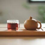 일상 속 대체요법, 건강한 습관으로 자리잡다 clear glass cup with tea near brown ceramic teapot