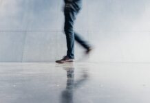 걷기 운동, 일상에서 실천하는 현대인의 건강 지키기 person wearing blue denim jeans beside gray wall