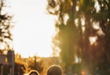 여성 건강관리, 일상에서 실천하는 새로운 트렌드 a group of people sitting on top of a lush green field
