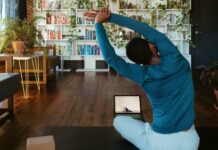 집콕 시간 늘어나는 요즘, ‘홈트’로 건강 챙기는 똑똑한 방법 a man doing yoga in a living room