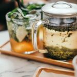 대체요법, 일상 속 건강 지키기 트렌드로 자리잡다 clear glass mug on tray