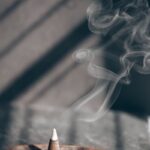일상에서 실천하는 대체요법, 건강 관리의 새로운 트렌드 white smoke on brown wooden table