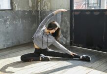 직장인 건강, “스몰 스텝 루틴”으로 쉽고 실천 가능하게 woman in gray long sleeve shirt and black pants sitting on wooden floor