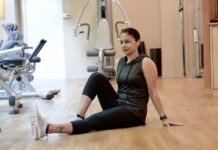 집앞 걷기, 일상의 건강을 바꾼다…한국인 실천법 주목 a woman sitting on the floor
